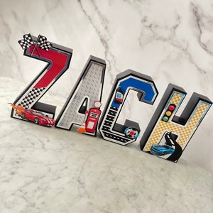 Lettres 3D de voiture de course – Décoration de fête personnalisée en papier cartonné de 7 po. – Deux centres de table d'anniversaire rapides – Lettres de table sur le thème de la course automobile