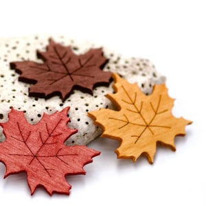 Ahornblätter aus Holz - 12er-Set | Herbstblatt Verzierungen in 3 Herbstfarben | 4cm | Rustikales Bastelmaterial & Tischdekoration