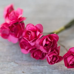 Fleurs miniatures Rose bonbon Petites roses Fleurs de jardin miniatures Fleurs artisanales Roses en papier de mûrier Fleurs décoratives Fleurs de guirlande rose