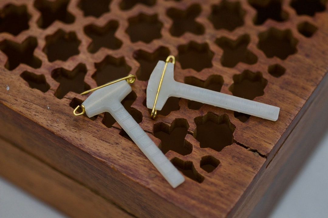 Ivory Boutonniere Holder, Boutonniere Pin, Large Boutonniere Holder