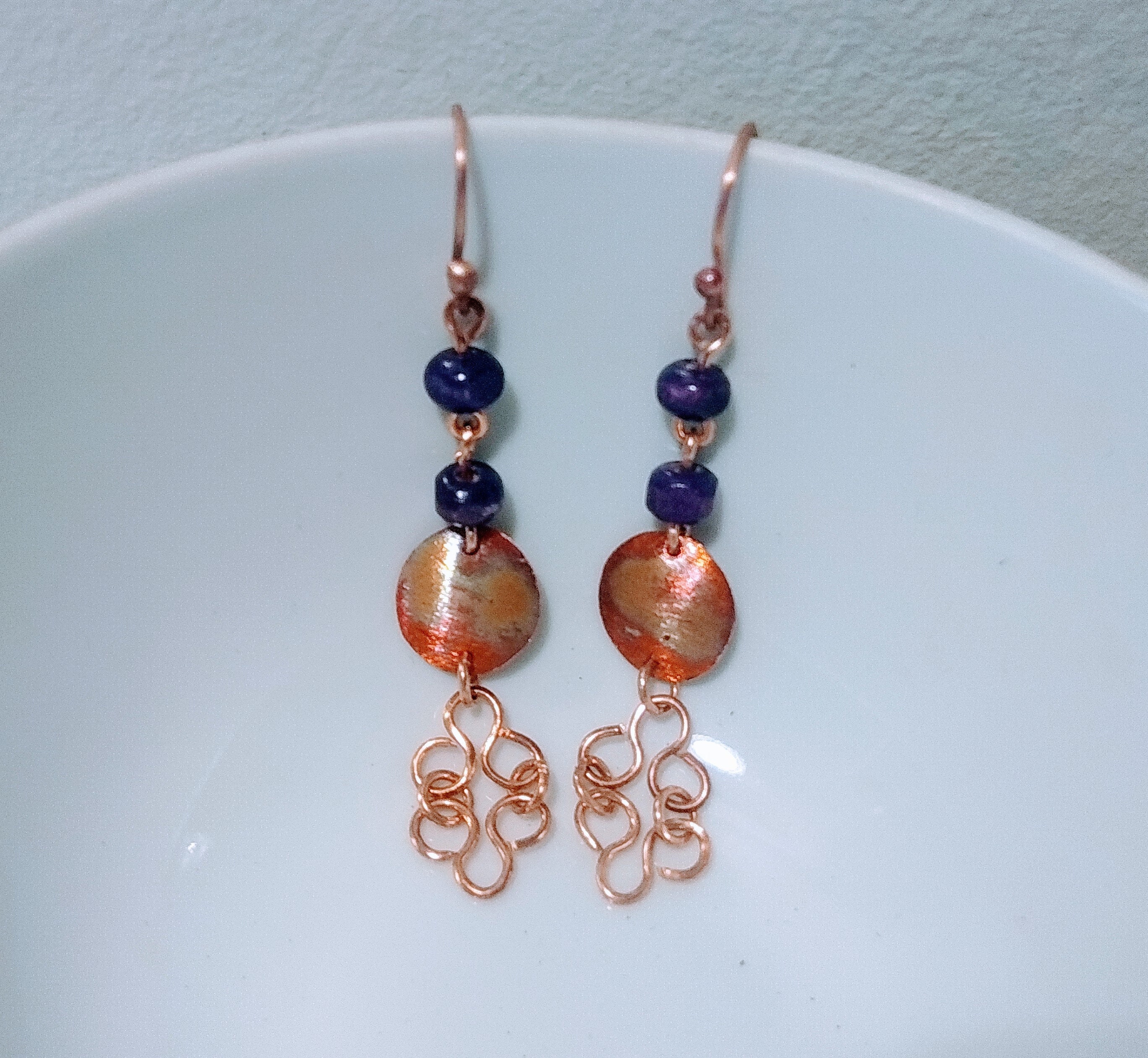 Pendientes de cobre con patina al fuego y cuentas de madera en azul oxidized jewelry boho style