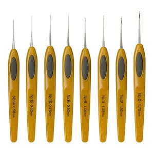 Puede incluir: Conjunto de ocho agujas de crochet amarillas con puntas plateadas. Las agujas están etiquetadas con su tamaño en milímetros y el tamaño de la aguja de crochet de EE. UU.