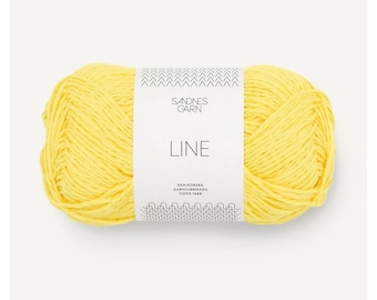 Puede incluir: Un ovillo de hilo amarillo etiquetado "Sandnes Garn Line" con el texto "Den Norske Garnfabrikken Siden 1888".