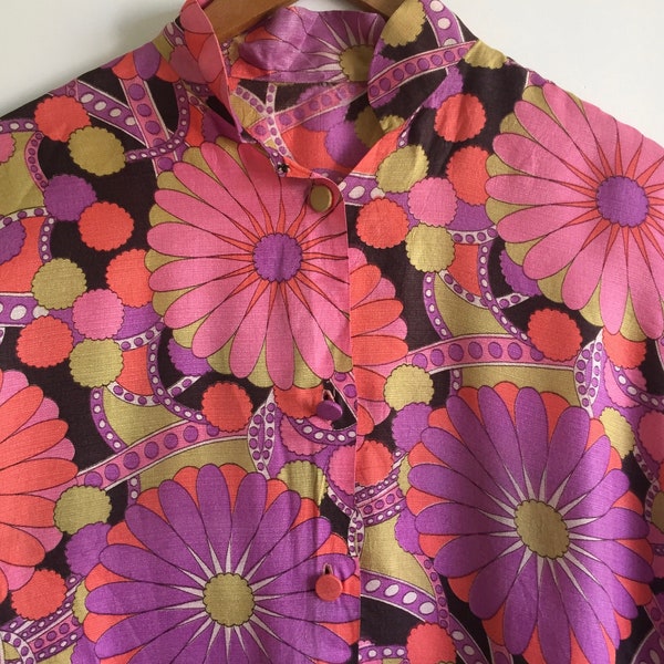 Beautiful bright women's vintage tunic top with psychedelic floral pattern, gorgeous shirt blouse 1970s, floral kimono, floral blouse, loose