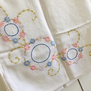 Linge de table vintage, Linge de table brodé blanc, Tissu ancien, Linge de maison, Nappe brodée, Décoration d&#39;intérieur, Cadeaux
