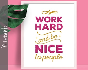Puede incluir: Arte de pared imprimible con fondo blanco y una cita motivacional dorada y rosa que dice "Trabaja duro y sé amable con la gente".