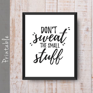Może przedstawiać: Czarno-biała drukowalna grafika ścienna z tekstem "Nie przejmuj się drobnostkami".
