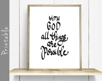 Op de afbeelding: Een printbaar wanddecoratiedesign met een witte achtergrond en zwarte kalligrafietekst die "Met God is alles mogelijk" luidt.