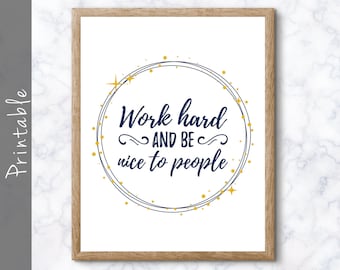 Puede incluir: Arte de pared imprimible con un diseño dorado y azul. El texto dice "Trabaja duro y sé amable con la gente".