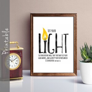 Może przedstawiać: Drukowana grafika ścienna z akwarelową ilustracją świecy i tekstem "Niech wasze światło świeci przed ludźmi, aby widzieli wasze dobre uczynki i chwalili Ojca waszego, który jest w niebie. Mateusza 5:16"