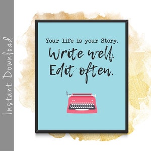 Puede incluir: Una impresión enmarcada con un fondo azul claro y el texto "Your life is your Story. Write well. Edit often." Una ilustración de máquina de escribir rosa está en la parte inferior. El marco es negro.