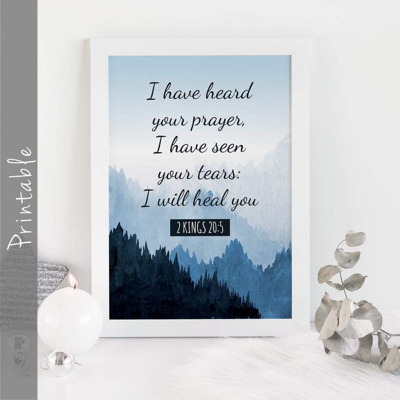 Op de afbeelding: Een printbare wanddecoratie met een blauw aquarel berglandschap en de tekst "Ik heb je gebed gehoord, ik heb je tranen gezien: Ik zal je genezen 2 KONINGEN 20:5".
