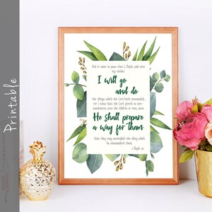 以下が含まれることがあります： 白い背景に緑の葉の植物のデザインが施された、印刷可能な壁の芸術。テキストには、「主が命じたことを行い、主が子供たちや男性に命令を与えないことを知っています。主は彼らが主の命令を実行できるように、彼らのための道を準備するでしょう。1 ネフィ 3:7」と書いてあります。