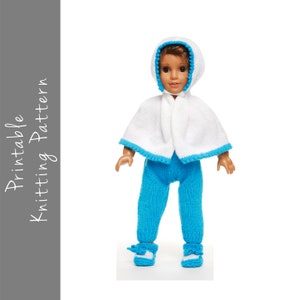 Puede incluir: Un conjunto de punto para muñeca en azul y blanco. El conjunto incluye una capa con capucha, pantalones y zapatos. La muñeca no está incluida.