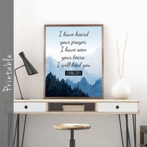 Op de afbeelding: Een printbare wandkunstprint met een blauwe aquarelbergachtergrond en de tekst "Ik heb je gebed gehoord, ik heb je tranen gezien: Ik zal je genezen 2 KONINGEN 20:5".