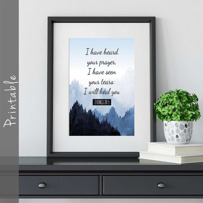 Op de afbeelding: Een printbare wandkunstprint met een blauwe aquarelbergachtergrond en de tekst "Ik heb je gebed gehoord, ik heb je tranen gezien: Ik zal je genezen 2 KONINGEN 20:5".