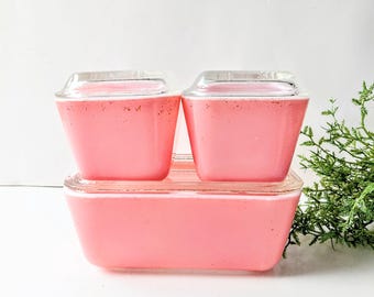 Vintage PYREX Flamingo Pink Refrigerator Set/Fridgies/ Stackable Refrigerator to Oven/500 Series/ Mid Century 1950s/Set of 3 with Lids