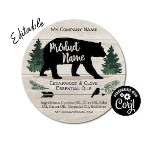 Puede incluir: Diseño de etiqueta redonda con una silueta de oso negro, abetos y texto. La etiqueta dice "Product Name" y "Cedarwood & Clove Essential Oils". Incluye ingredientes y un correo electrónico de la empresa. El diseño es editable.