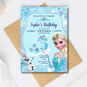 Puede incluir: Una invitación de cumpleaños azul claro con Elsa de Frozen. La invitación incluye el texto "Sophie's Birthday", la fecha, la hora y la información de RSVP. También aparece un muñeco de nieve de dibujos animados.
