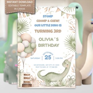 Puede incluir: Una invitación de cumpleaños con temática de dinosaurios. El texto dice: "Stomp, Chomp & Chew! Our Little Dino is Turning 3rd, Olivia's Birthday." Incluye una ilustración de acuarela de un dinosaurio, globos y regalos.