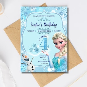 Puede incluir: Una invitación de cumpleaños azul claro con el personaje Elsa de la película Frozen. La invitación incluye el texto "Sophie's Birthday", la fecha, la hora y la información de RSVP. También aparece un muñeco de nieve de dibujos animados.