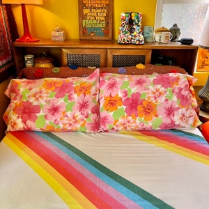 Vintage 1970s Pink Orange Hawaiian Floral Flower Power Standard Pillowcases Set of 2 // Daisy 70s 60s Hippie Groovy Bedding 1960s
