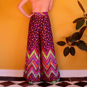 Vintage 1970s Psychedelic Wide Leg Palazzo Pants // Groovy Hippie Retro Elephant Bells High Waisted Flower Power // 26 inch waist image 4