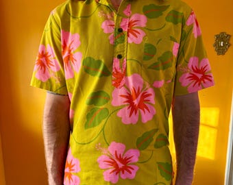 Vintage 1970s Green Pink Floral Hawaiian Shirt Top Button Down Short Sleeve 60s Groovy Hippie Psychedelic Bright Bark Cloth Daisy Men