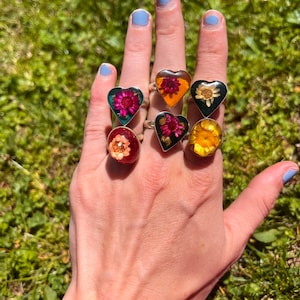 Vintage 1970s Real Flower Colorful Rings // Lucite Resin Groovy Hippie Wildflower 70s 60s 1960s Sterling Silver Novelty Fun Flower Child