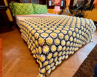 Vintage 1970s Green Yellow 3D Daisy Afghan Blanket Throw Crochet Handmade Flower Power Floral Hippie Groovy 60s 1960s