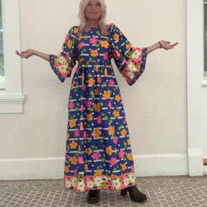Vintage 1970s Blue Pink Flower Power Maxi Dress Kaftan Caftan // Colorful Daisy Hippie Groovy Bright Small Floral 70s 60s Bell Sleeve