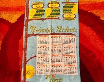 Vintage 1970s Nobody's Perfect Owl Cloth Calendar Tea Towel // 70s Blue Animal Kitchen Linen Wall Art Tapestry Groovy Hippie 1976 Green