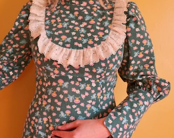 Vintage 1970s Mushroom Frog Prairie Dress // Maxi Ruffle Groovy 70s 60s Cottagecore // Small // Novelty Print Green 60s 1960s