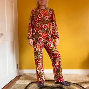 Vintage 1970s Flower Power Two Piece Set Tunic Pants Bellbottoms // Orange Red Green Silky Top Groovy Hippie Bells Medium 60s 70s Floral