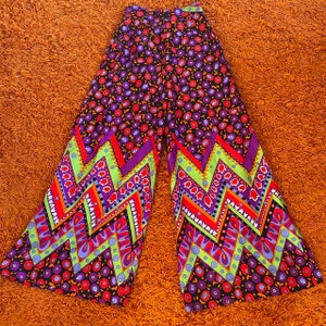 Vintage 1970s Psychedelic Wide Leg Palazzo Pants // Groovy Hippie Retro Elephant Bells High Waisted Flower Power // 26 inch waist image 2