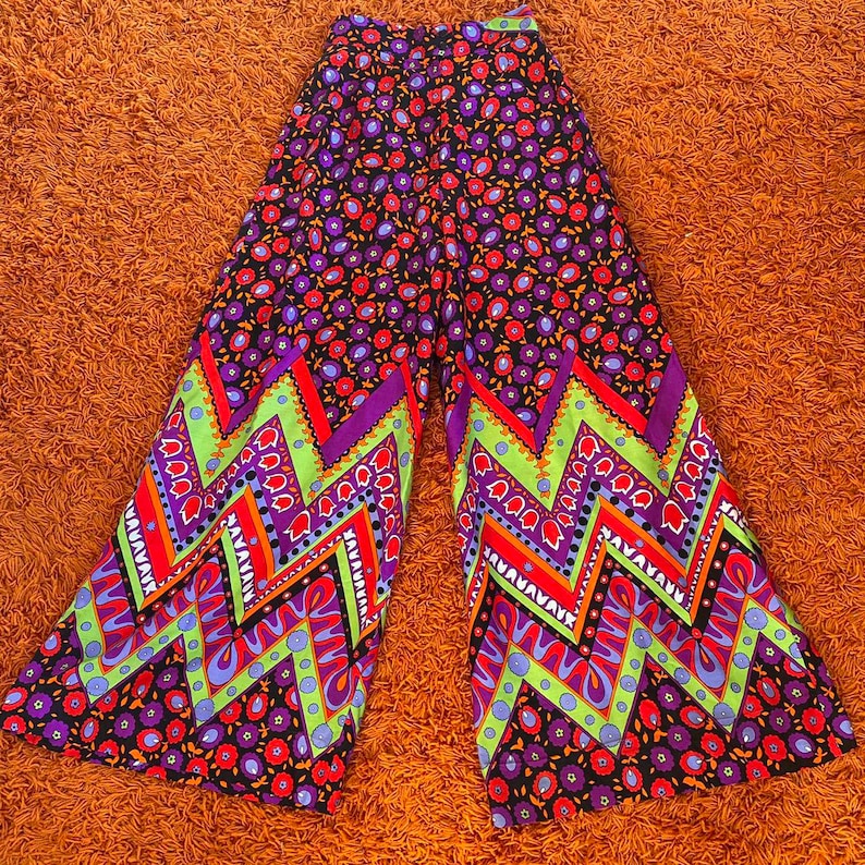 Vintage 1970s Psychedelic Wide Leg Palazzo Pants // Groovy Hippie Retro Elephant Bells High Waisted Flower Power // 26 inch waist image 2