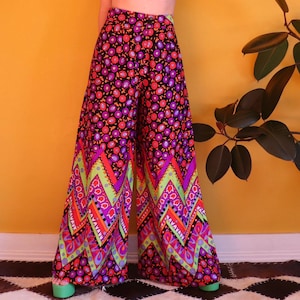 Vintage 1970s Psychedelic Wide Leg Palazzo Pants // Groovy Hippie Retro Elephant Bells High Waisted Flower Power // 26 inch waist image 1