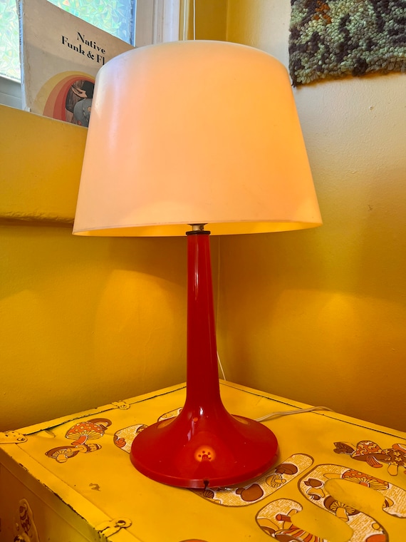 Vintage 1970s Groovy Gilbert Softlite Plastic Table Lamp Red off