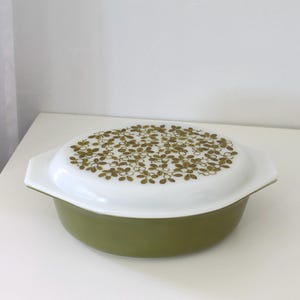 Vintage Pyrex Verde Green Olives Casserole Dish with Lid – 2.5 Quart, 1970s Ovenware