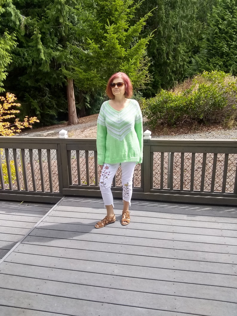 airy and soft Lime Green /& White Pastel Sweater size M-XL. with a deep v-neckline