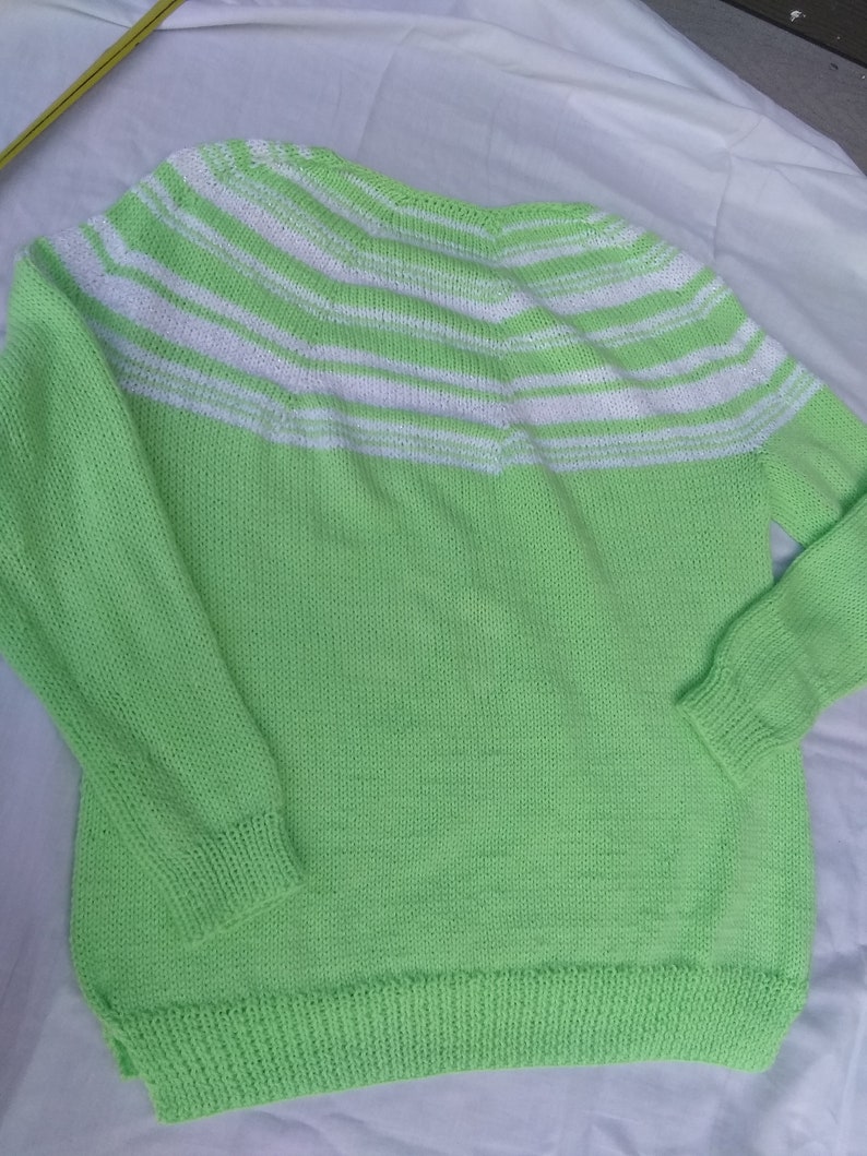 airy and soft Lime Green /& White Pastel Sweater size M-XL. with a deep v-neckline