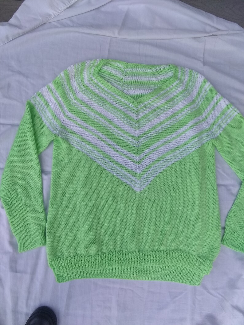airy and soft Lime Green /& White Pastel Sweater size M-XL. with a deep v-neckline