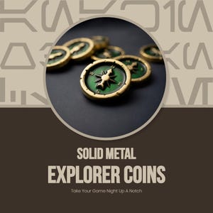 Könnte beinhalten: Nahaufnahme von mehreren goldfarbenen Explorer-Münzen mit einem grünen Kompass-Design. Die Münzen sind auf einer dunklen Oberfläche angeordnet. Der Text "SOLID METAL EXPLORER COINS" ist darunter zu sehen.