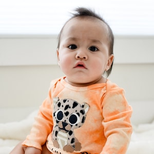 My Little Cub Baby Strampelanzug – Orangefarbener Batik-Langarm-Bodysuit, Kleinkind-Outfit aus Baumwolle und Kunstpelz, einzigartiges Leoparden-Design, Baby-Anzug