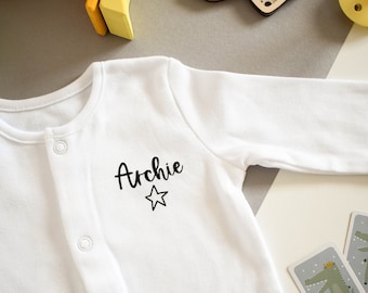 Tutina personalizzata per cognome, tutina personalizzata, regalo per neonati per nuovi genitori, regali personalizzati per abbigliamento per neonati, neonato
