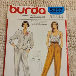 Puede incluir: Patrón de costura Burda número 5357 para un top y pantalones de mujer. El patrón incluye instrucciones para hacer un top con pinzas en el pecho y pantalones con pliegues. El patrón está disponible en las tallas 36-44 y 10-18.
