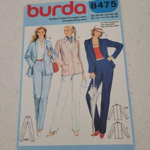 Può includere: Una busta per cartamodello Burda 8475 con illustrazioni di tre diversi stili di completo. I modelli includono un completo gessato azzurro, un blazer a righe rosa e bianche con pantaloni bianchi e un completo blu navy a tinta unita con spalline.