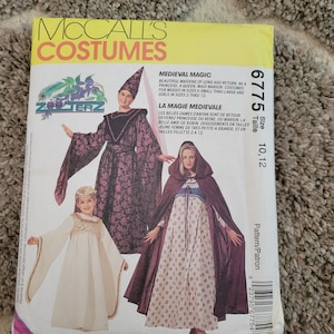 Puede incluir: Un patrón de costura para trajes medievales para niñas y mujeres. El patrón incluye un traje de princesa, reina y doncella Marion. El patrón es para tallas X-pequeña a grande para mujeres y tallas 2 a 12 para niñas. El patrón es de McCall's Costumes.