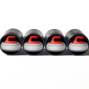 Pode incluir: Quatro tampas de garrafa de pedra de curling pretas e brancas com alças vermelhas.