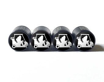 ゴルフカートに乗ったビッグフット サスカッチ タイヤバルブキャップ - ブラック アルミニウム - 4 個セット